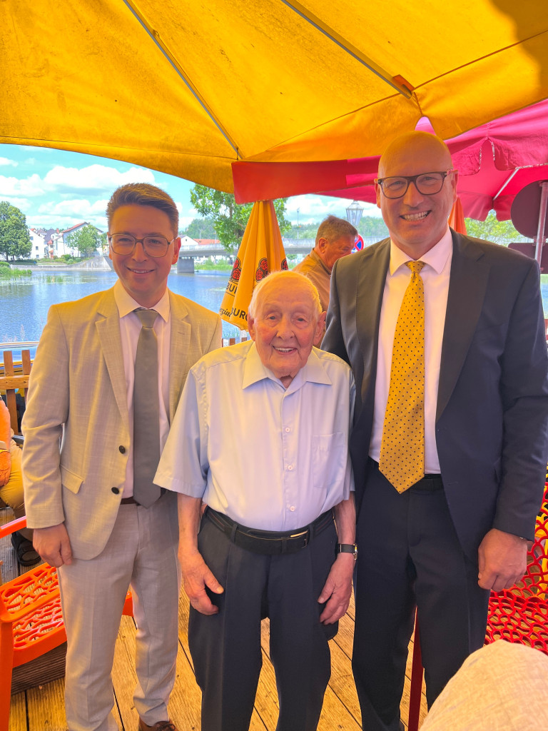 Stellv. Landrat Peter Wein und Bürgermeister Martin Antretter gratulierten unserem Ehrenmitglied.